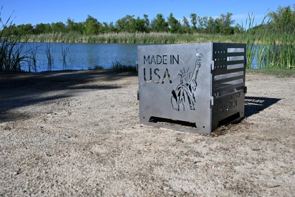 Collapsible 10-gauge steel fire pit with Statue of Liberty and American flag design